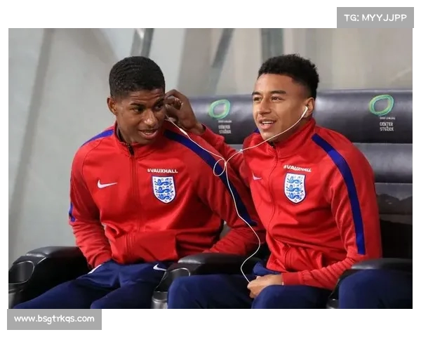 林加德与拉什福德通道内嬉戏欢笑展现友谊温情球场外的另一面