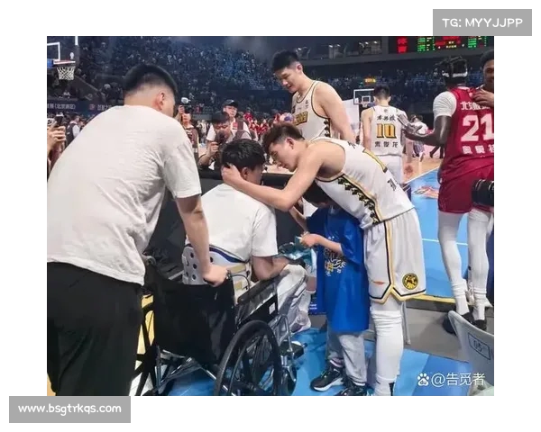 曾凡博坐轮椅亮相CBA总决赛现场 厚重护腰引发球迷热议